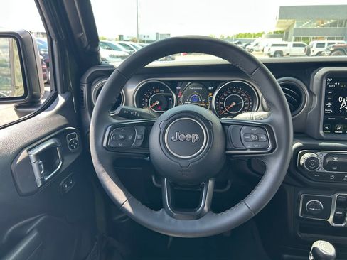 Certified 2023 Jeep Gladiator Sport AWD/4WD image 10