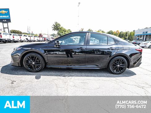 Used 2025 Toyota Camry SE image 10