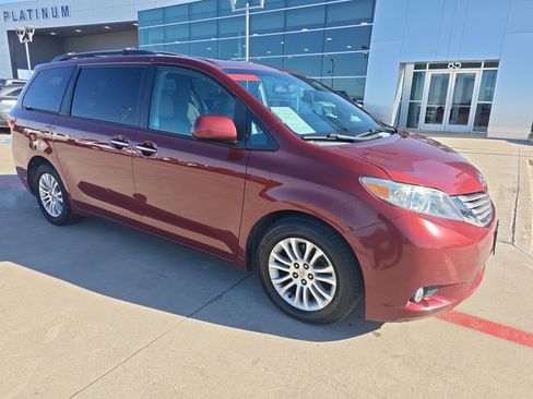 Used 2015 Toyota Sienna XLE image 7