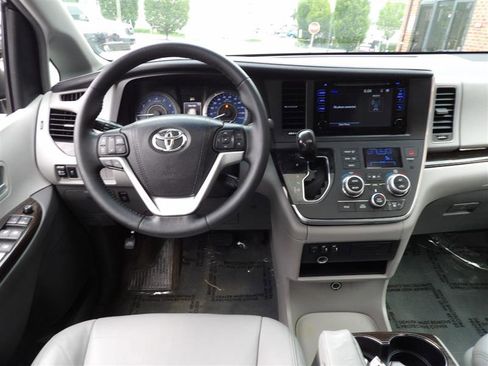 Used 2016 Toyota Sienna XLE image 14