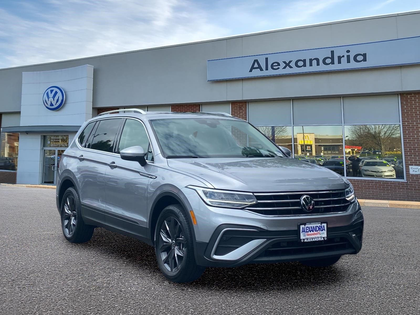 Certified 2024 Volkswagen Tiguan SE AWD/4WD image 1