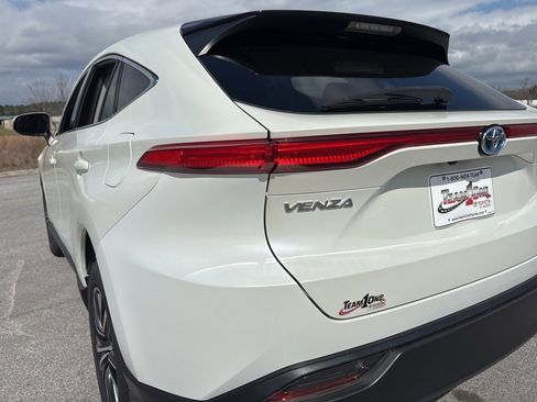 Used 2022 Toyota Venza LE image 27