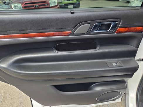 Used 2010 Lincoln MKT AWD image 12