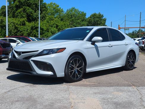 Used 2024 Toyota Camry SE FWD image 1