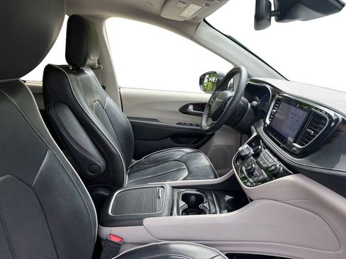 Used 2023 Chrysler Pacifica Limited FWD image 15