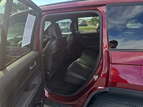 Used 2024 Jeep Grand Cherokee Altitude AWD/4WD image 9