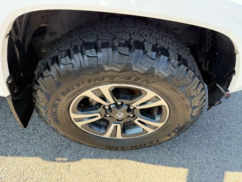 Used 2016 Toyota Tacoma TRD Sport w/ Towing Package image 40