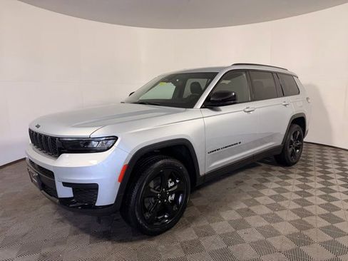 Used 2023 Jeep Grand Cherokee L Laredo AWD/4WD image 3
