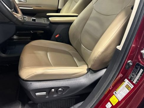 Used 2023 Toyota Sienna XLE FWD image 14