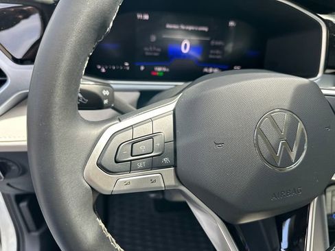 Used 2025 Volkswagen Taos SE FWD image 17