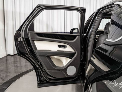 Used 2022 Bentley Bentayga image 52