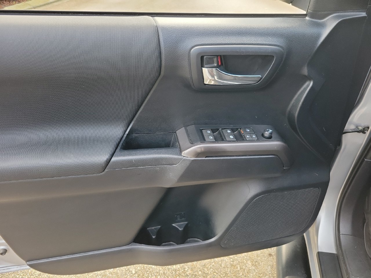 Used 2019 Toyota Tacoma TRD Off-Road w/ Technology Package AWD/4WD image 12