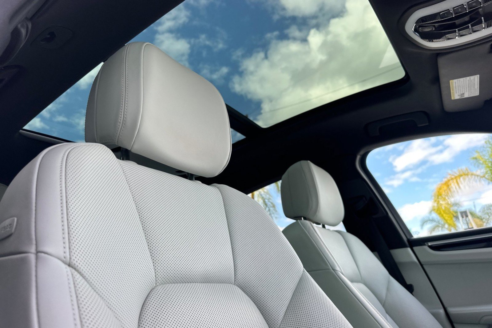 Certified 2023 Porsche Macan AWD/4WD image 17