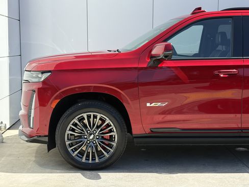 Certified 2024 Cadillac Escalade ESV V AWD/4WD image 5