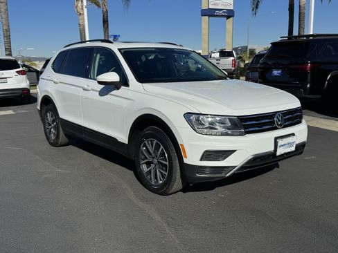 Certified 2019 Volkswagen Tiguan SE w/ Panoramic Sunroof Package image 2