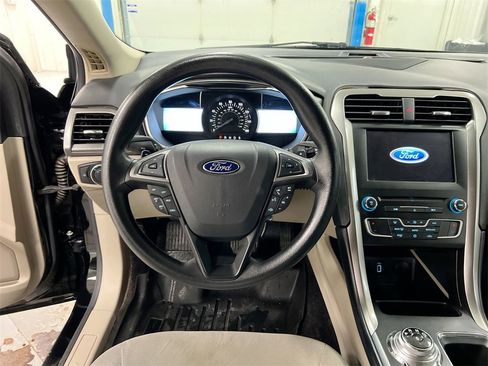 Used 2017 Ford Fusion SE w/ Fusion SE Technology Package image 11