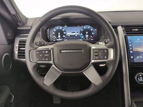 Used 2025 Land Rover Discovery S image 13