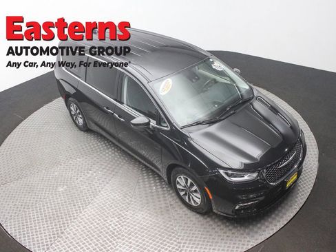 Used 2023 Chrysler Pacifica Touring-L image 3