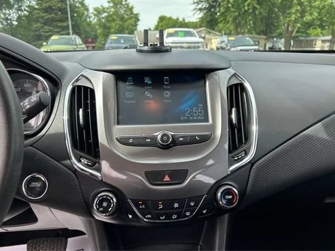 Used 2018 Chevrolet Cruze LT w/ Convenience Package FWD image 14