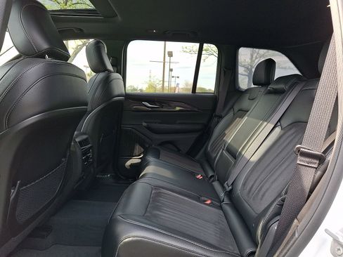 Certified 2023 Jeep Grand Cherokee Altitude AWD/4WD image 10