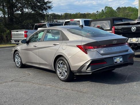 Used 2024 Hyundai Elantra SEL FWD image 5