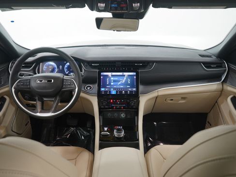 Used 2024 Jeep Grand Cherokee Limited w/ Luxury Tech Group II image 15