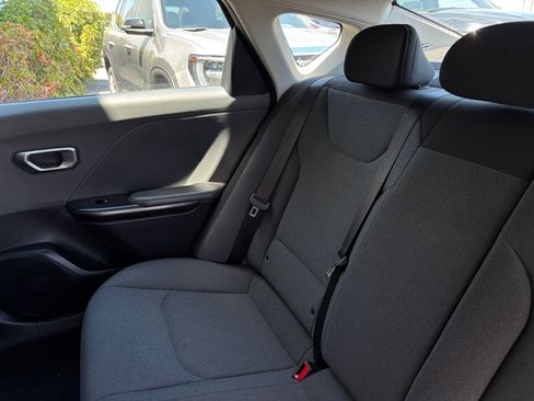 Used 2025 Kia K4 FWD image 39