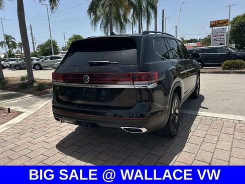 Used 2025 Volkswagen Atlas SE w/ Panoramic Sunroof Package FWD image 6