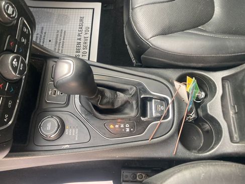 Used 2019 Jeep Cherokee Limited image 30