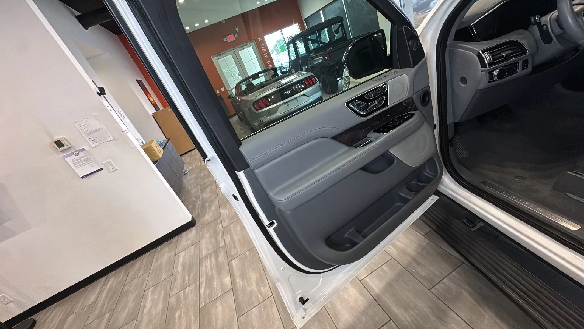 Used 2020 Lincoln Navigator L Reserve w/ Luxury Package AWD/4WD image 23