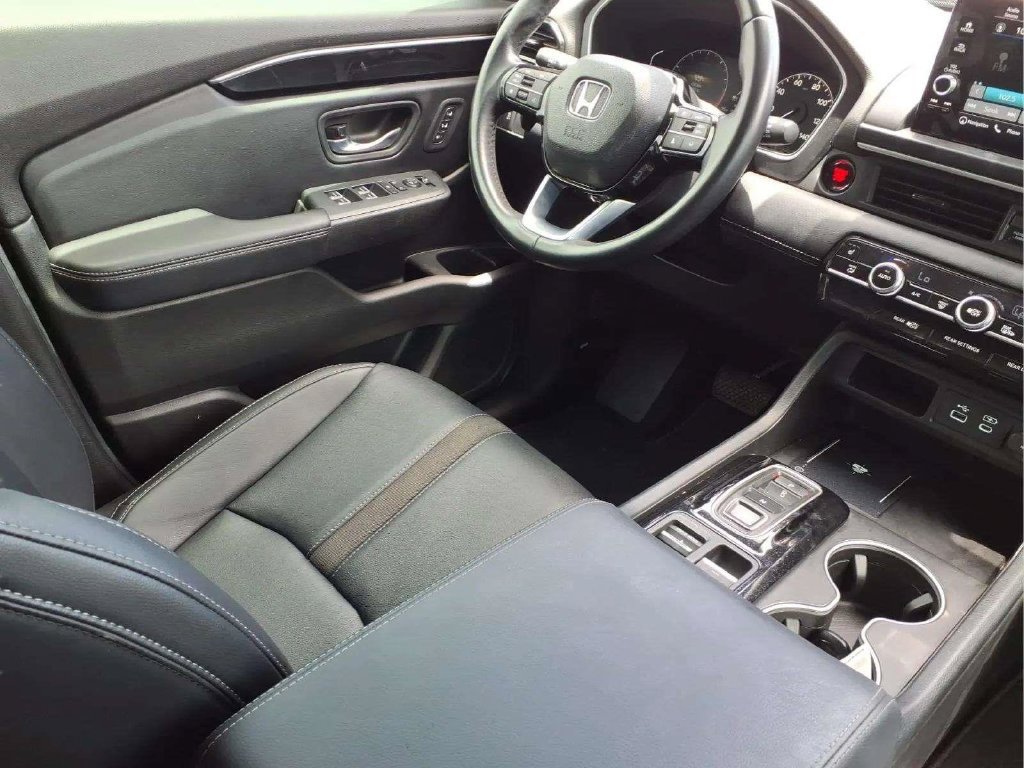 Used 2025 Honda Pilot Touring image 9