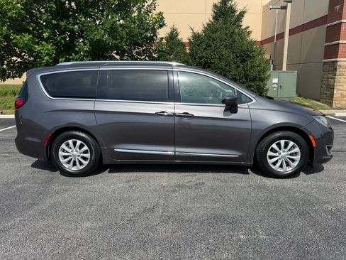 Used 2018 Chrysler Pacifica Touring-L w/ Premium Audio Group FWD image 7