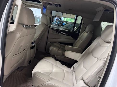 Used 2018 Cadillac Escalade ESV Premium Luxury AWD/4WD image 16