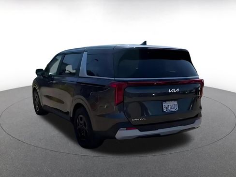 Used 2026 Kia Carnival FWD image 11