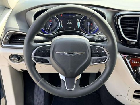Used 2023 Chrysler Pacifica Touring-L FWD image 18