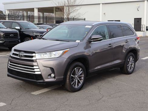Used 2019 Toyota Highlander XLE image 5