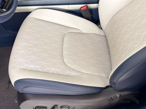 Used 2025 Kia Carnival SX w/ SX Dark Edition Package FWD image 24