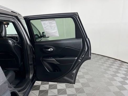 Used 2019 Jeep Cherokee Limited AWD/4WD image 39