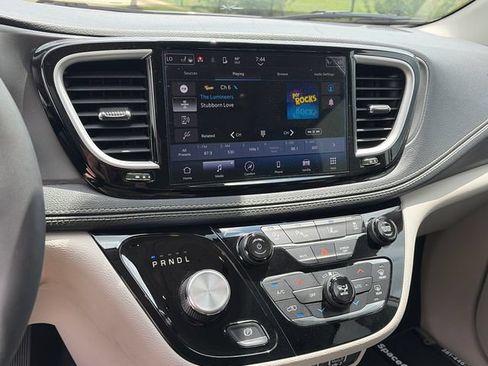 Used 2023 Chrysler Pacifica Touring-L FWD image 18