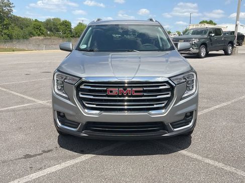 Used 2024 GMC Terrain SLT image 2