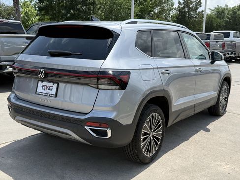 Used 2025 Volkswagen Taos SE FWD image 5