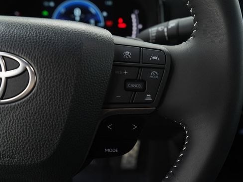 Used 2025 Toyota Camry SE image 25