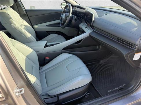 Certified 2025 Hyundai Elantra Limited FWD image 19