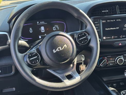 Used 2025 Kia Soul LX w/ LX Technology Package FWD image 23