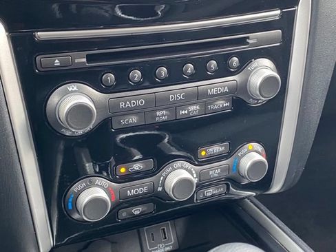 Used 2019 Nissan Pathfinder SV AWD/4WD image 18