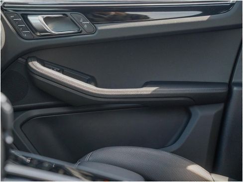 Certified 2025 Porsche Macan image 18