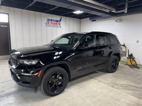 Used 2023 Jeep Grand Cherokee Limited w/ Black Appearance Package AWD/4WD image 1