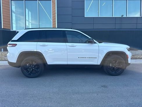 Used 2023 Jeep Grand Cherokee Altitude AWD/4WD image 2