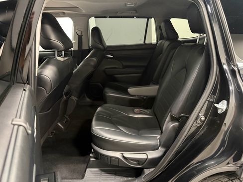 Used 2021 Toyota Highlander XLE image 33