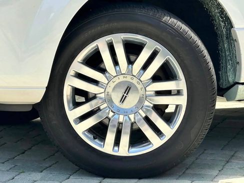 Used 2014 Lincoln Navigator 2WD image 4